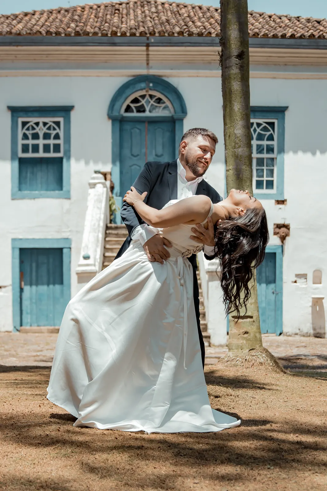 Casal de noivos fotografado em casamento